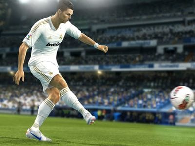 Разработчики PES критикуют FIFA 13